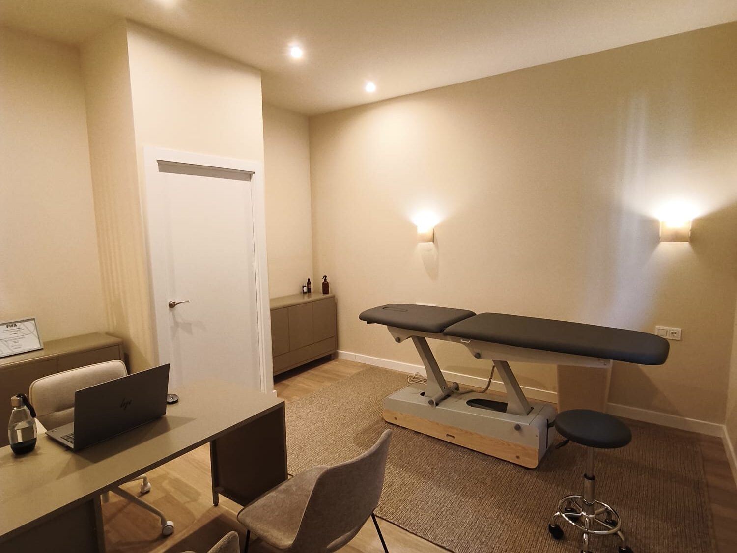 Sala de tratamiento de fisioterapia en la clínica FIKIO